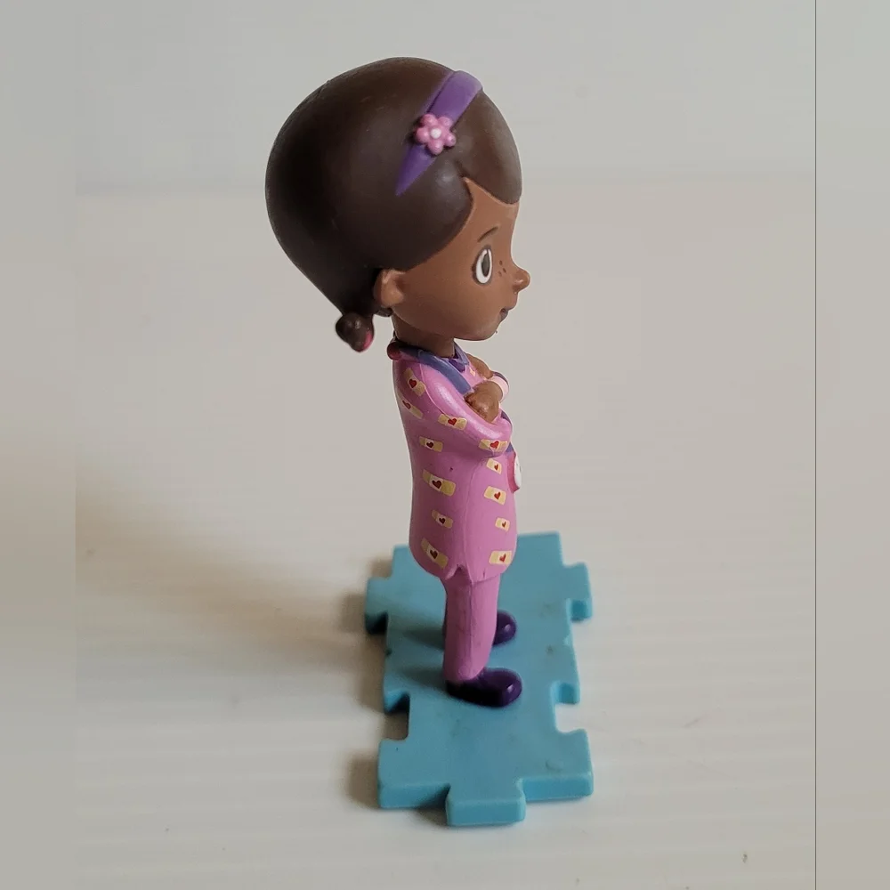 DOC MCSTUFFINS Disney 3" PVC Puzzle Base. - Picture 3 of 4